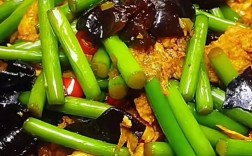 木耳蒜苔怎么做好吃？大厨教你几招，脆嫩爽口超下饭！