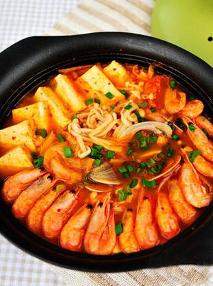 泡菜海鲜锅图片视频，做法步骤有哪些？-图2