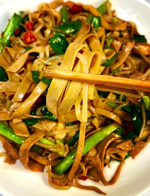 豆芽炒豆皮怎么做？家常做法全在这！-图1