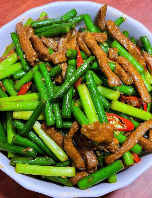 瘦肉炒蒜苔怎么做才下饭？-图1