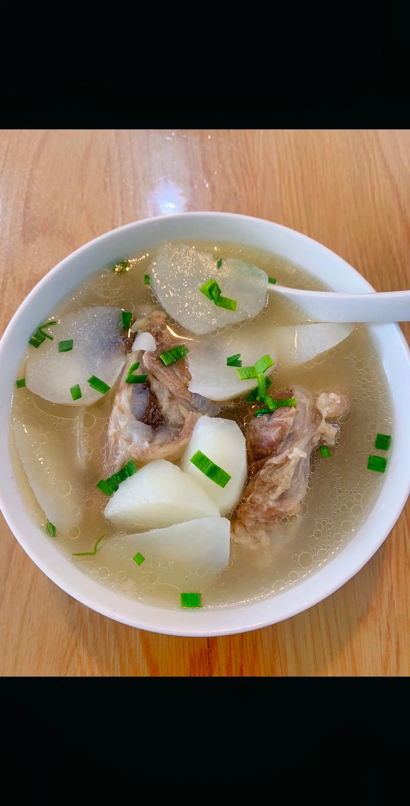 清炖大骨头汤怎么炖才浓白好喝？-图1