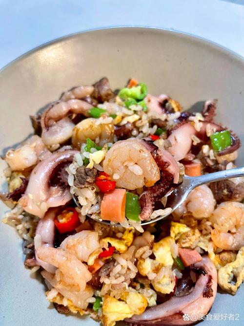 虾仁鱿鱼海鲜炒饭怎么做？-图1