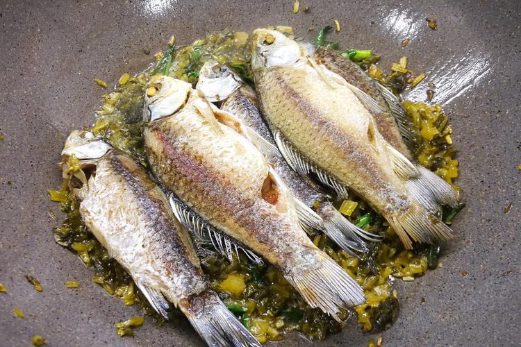 鲫鱼酸菜家常做法有哪些？-图2