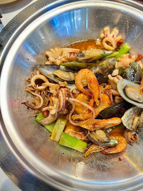 家常麻辣海鲜锅做法简单？关键在哪？-图1