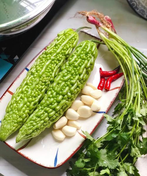 苦瓜怎么拌才不苦？家常做法有哪些？-图1