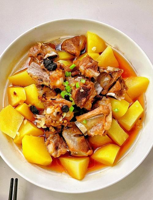 四川土豆烧排骨怎么做才家常入味？-图2