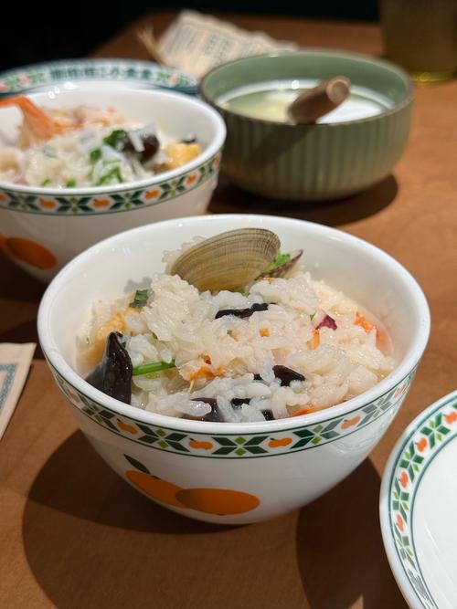 炒米海鲜泡饭如何做出锅巴香鲜？-图2