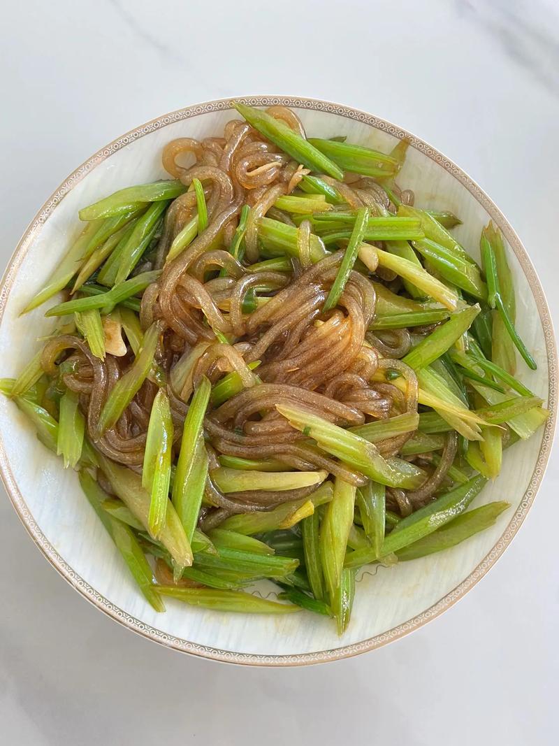 东北芹菜炒粉条的家常做法-图3