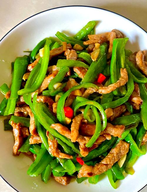 辣椒炒肉丝如何炒得嫩滑入味？-图1