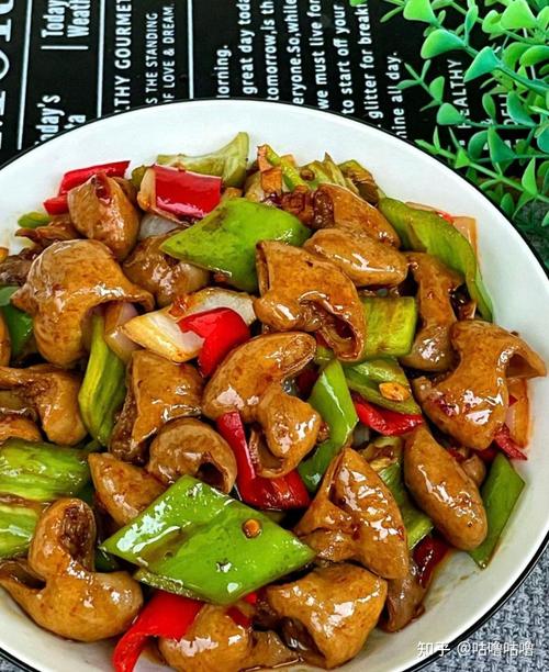青椒炒肥肠怎么做才够家常入味？-图2