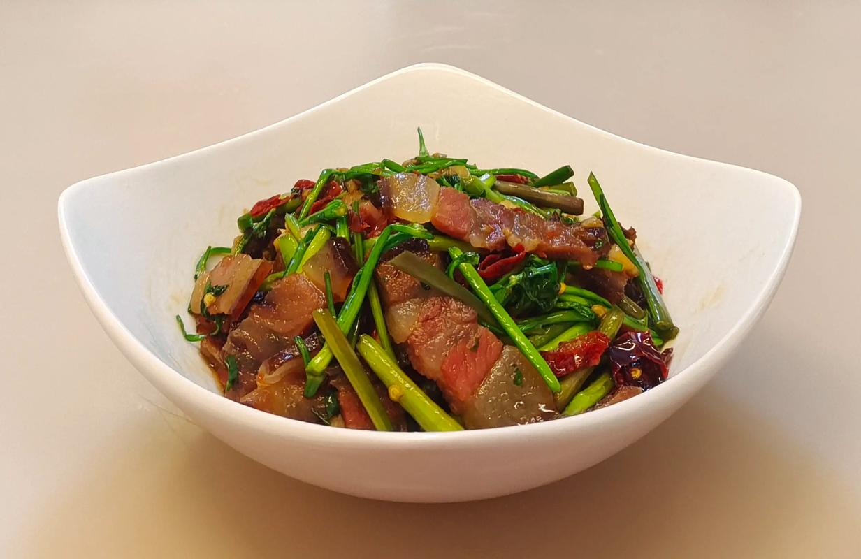 芹菜炒腊肉怎么做才下饭？-图1