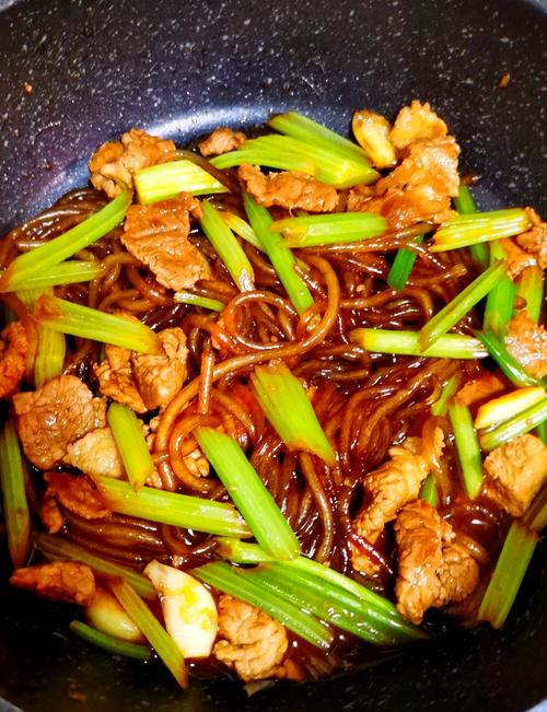 芹菜炒粉条的家常做法大全-图1