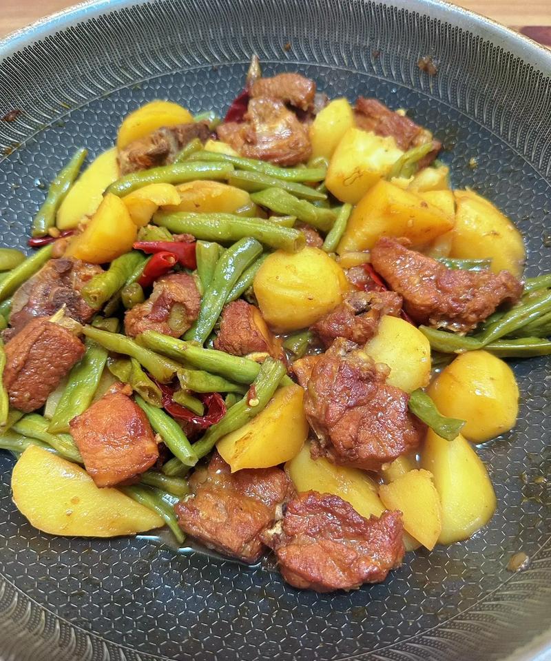 土豆豆角炖排骨的家常做法-图1