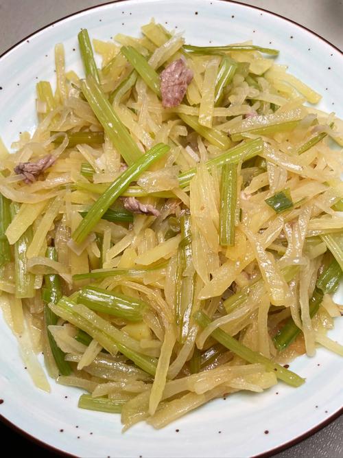 土豆炒芹菜怎么做最下饭？-图3