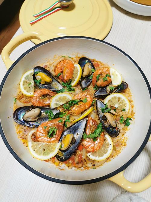 西班牙海鲜饭为何有白色酱?-图1 西班牙海鲜饭为何有白色酱?-图1