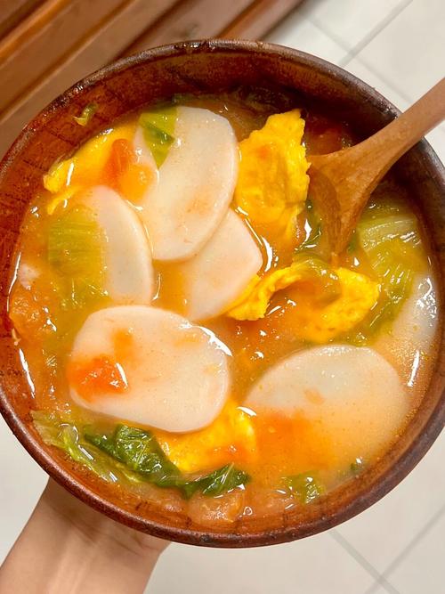 番茄海鲜年糕汤的做法-图1