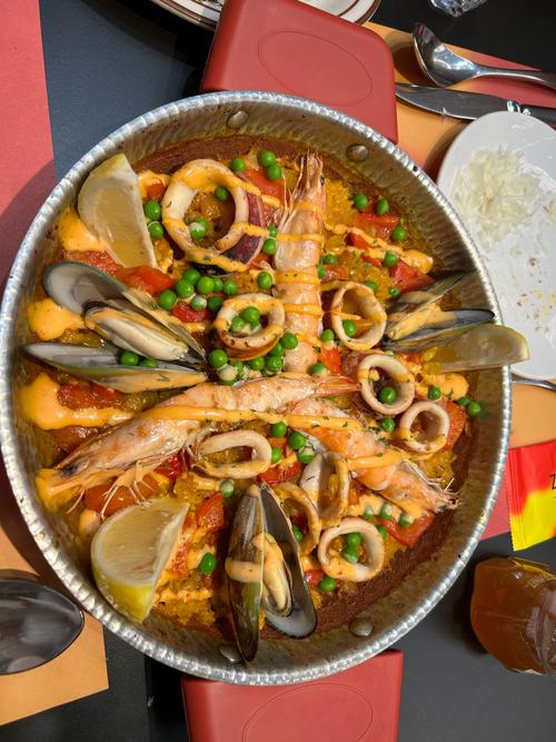 西班牙海鲜饭正宗做法有哪些关键步骤？-图3