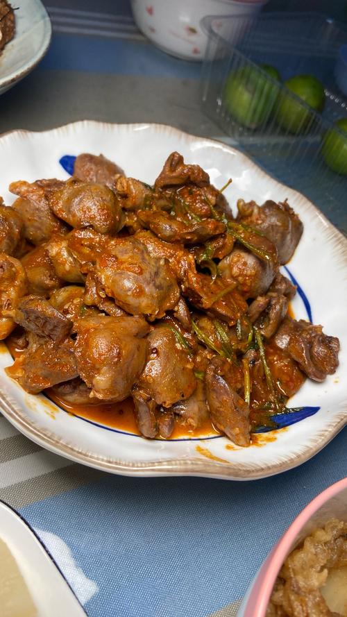 家常炸鸡心怎么做才酥脆入味？-图1