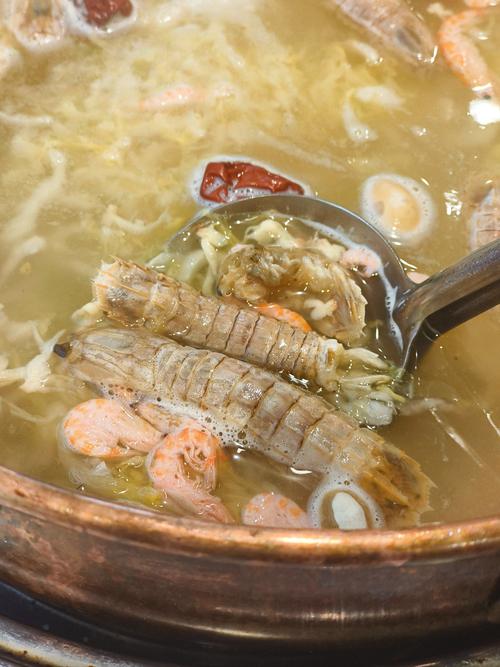 酸菜海鲜铜火锅怎么做才地道？-图2