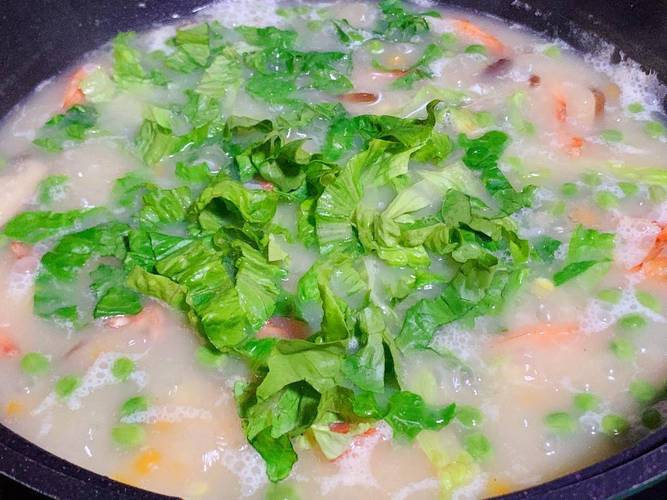 海鲜粥里的绿色蔬菜是什么？-图1
