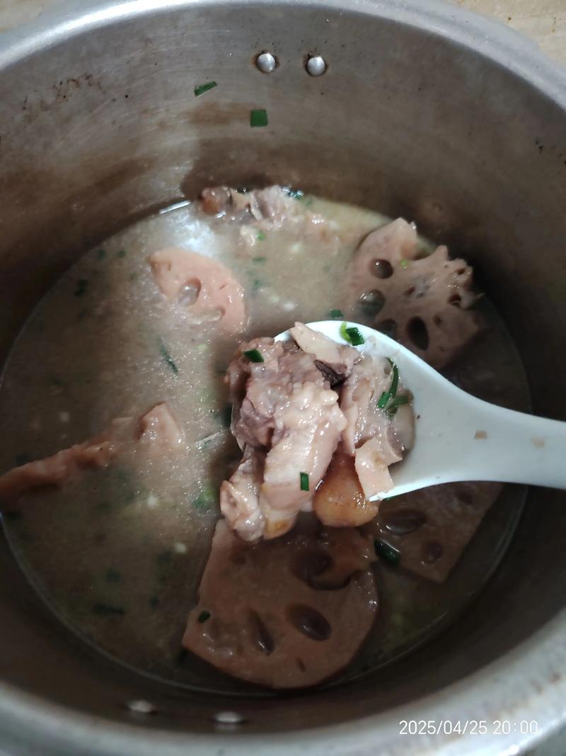 猪蹄煮藕的做法大全家常-图2