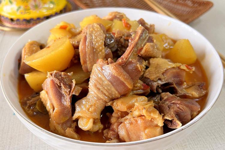 红萝卜焖鸡怎么做？家常做法有哪些？-图1