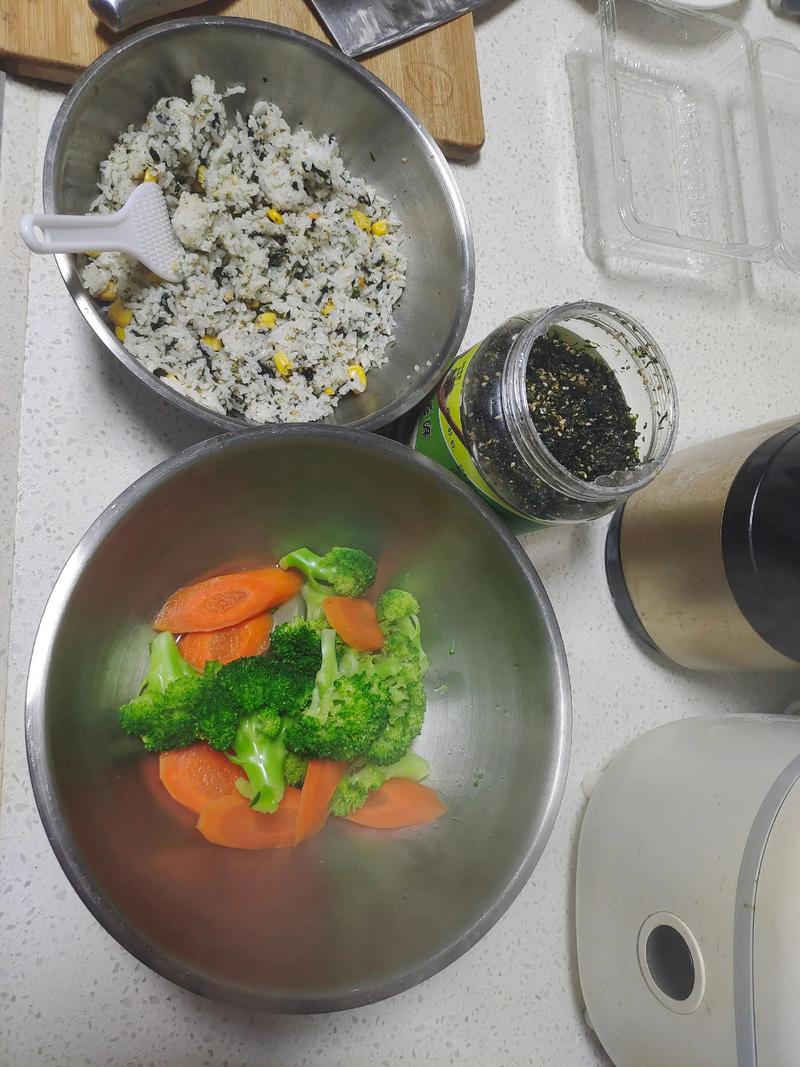 海苔宝宝 饭团的做法-图1 海苔宝宝 饭团的做法-图1