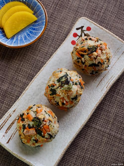 海苔宝宝 饭团的做法-图2 海苔宝宝 饭团的做法-图2