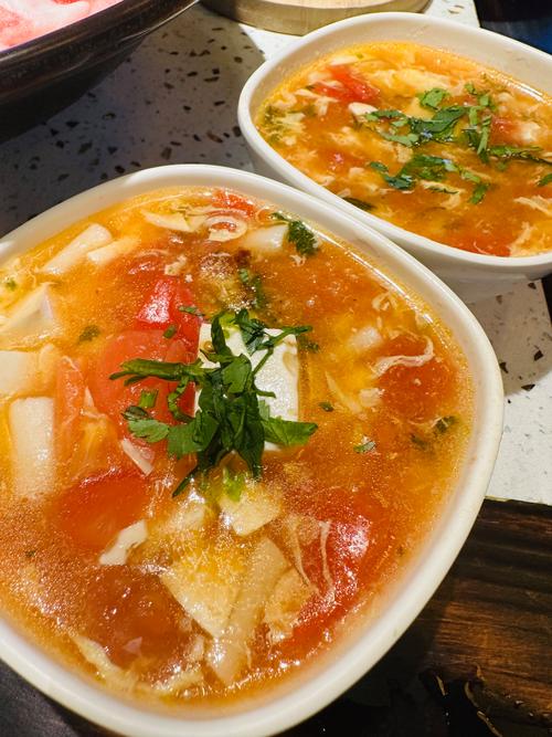 海鲜菇肉丸青菜番茄汤怎么做？-图1