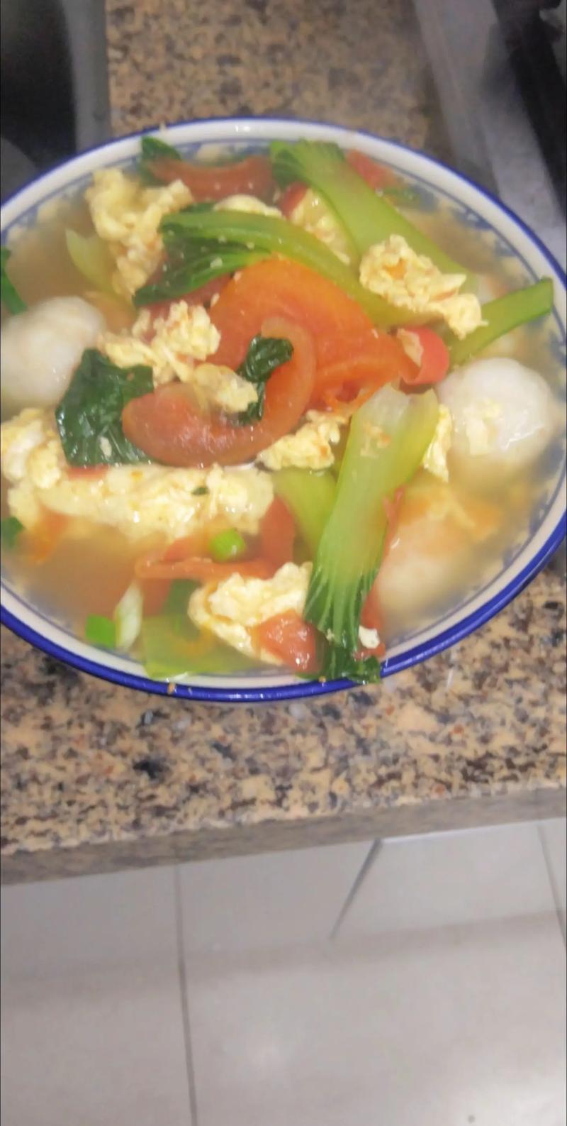 海鲜菇肉丸青菜番茄汤怎么做？-图2