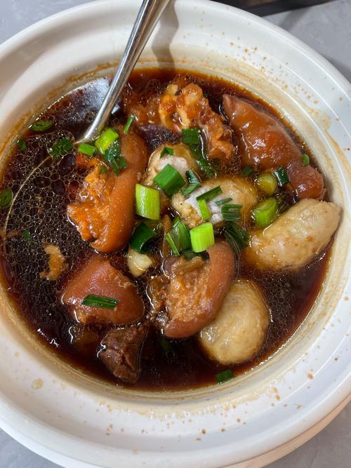 芋头炖猪蹄家常做法有哪些？-图1