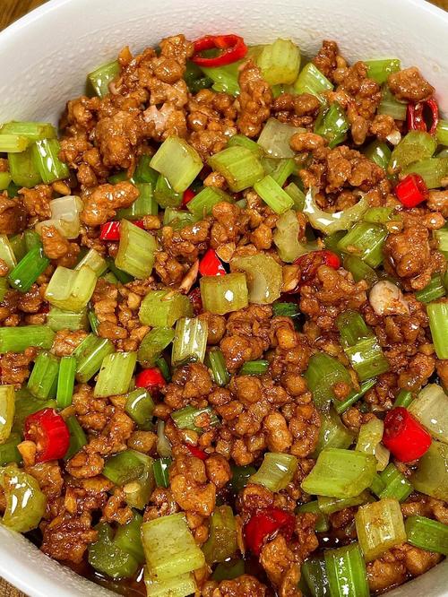 宝宝肉末芹菜怎么做？辅食怎么加肉？-图1