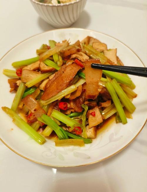 芹菜酱干怎么做？家常做法有哪些？-图2