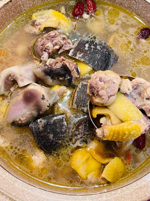 乌骨鸡煲汤搭配什么海鲜鲜?-图1 乌骨鸡煲汤搭配什么海鲜鲜?-图1