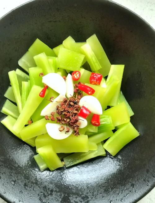 凉拌莴笋丝怎么做最爽脆入味？-图3