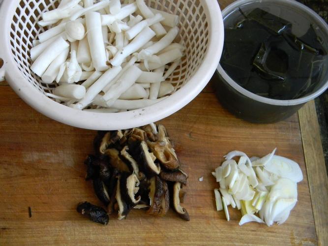 海鲜菇猪脚怎么做?-图2 海鲜菇猪脚怎么做?-图2