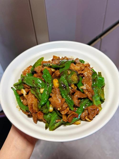 辣椒炒肉怎么做才够味？-图2