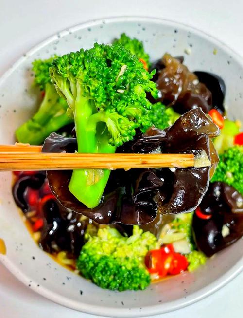 宝宝面加西兰花木耳，营养搭配合适吗？-图1