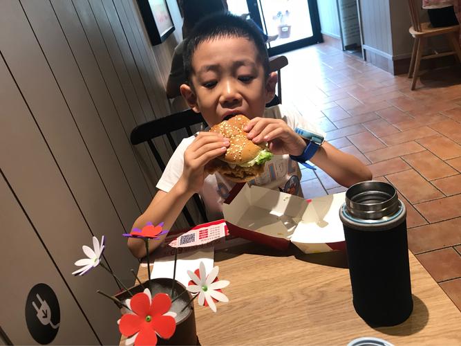 肯德基宝宝做汉堡图是真实拍摄吗？-图1