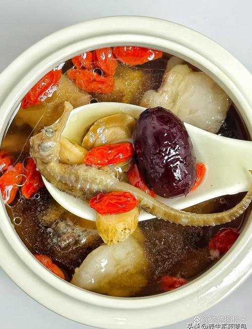 萝卜海参海鲜汤怎么做？-图1