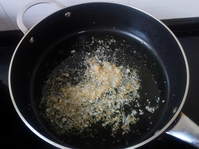 黑色海鲜饭搭配蒜蓉酱-图1