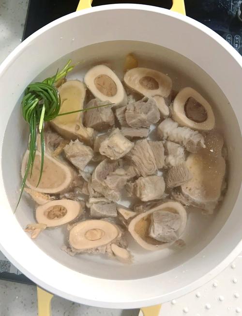 牛骨头汤怎么做才好喝？-图1