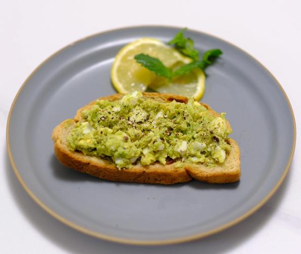 四个月宝宝能吃牛油果辅食吗？-图1