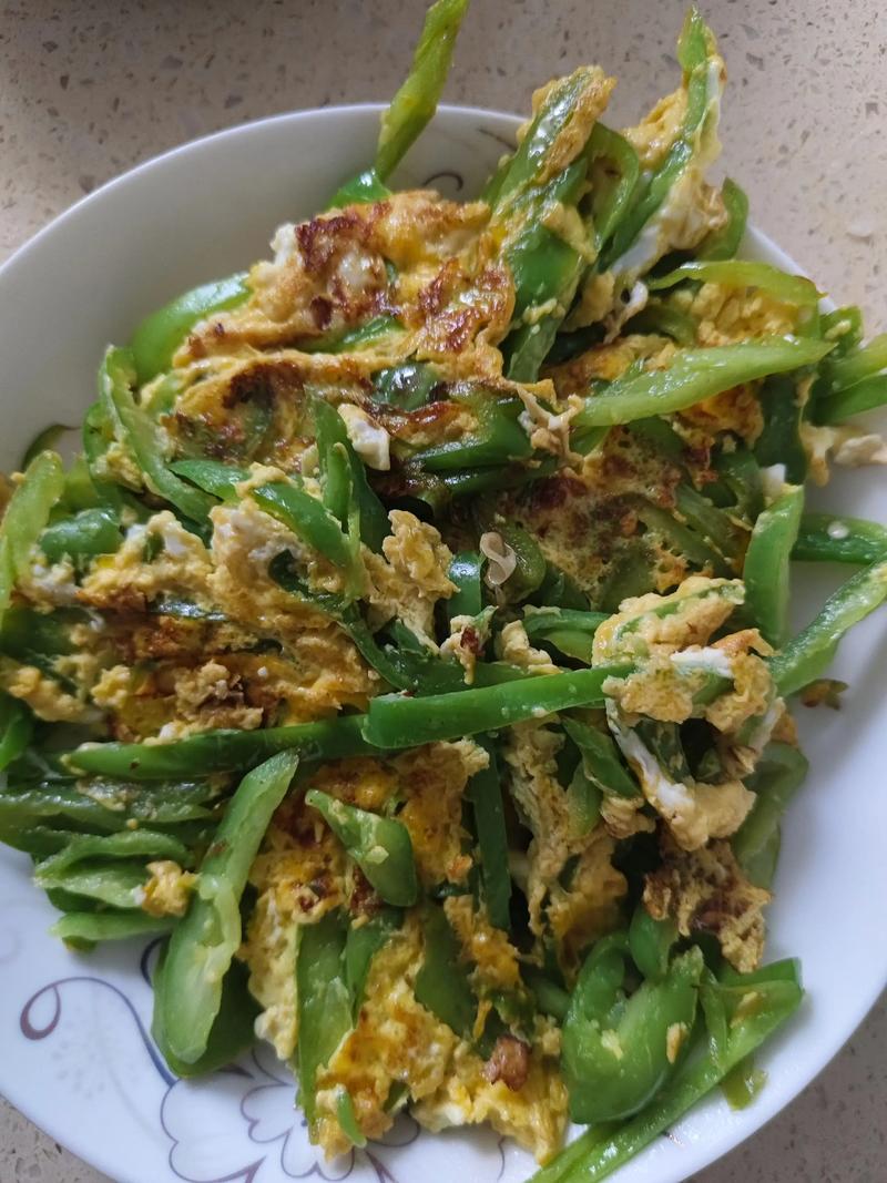 鸡蛋炒辣椒怎么做才够香够下饭？-图2