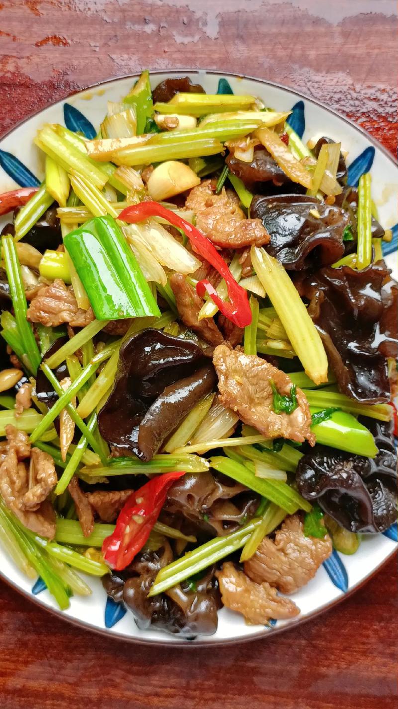 木耳炒芹菜家常做法有哪些？-图1