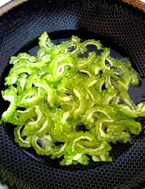 苦瓜太苦难下咽？教你几招家常做法，清脆爽口不苦，全家都爱吃！-图2