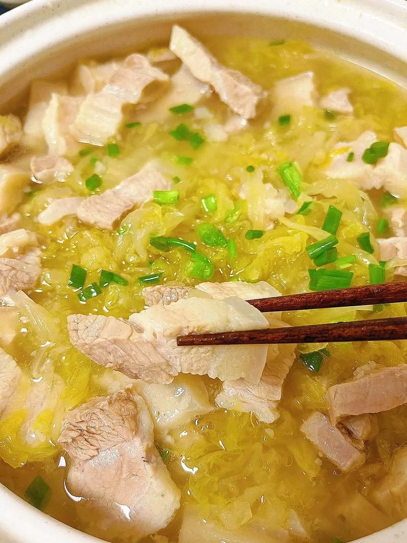 酸菜海鲜汆白肉怎么做？鲜嫩不腥的秘诀是什么？-图2