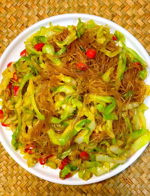 卷心菜炒粉丝怎么炒才好吃？-图1