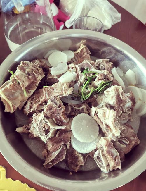 羊骨头汤怎么做才好喝？-图2