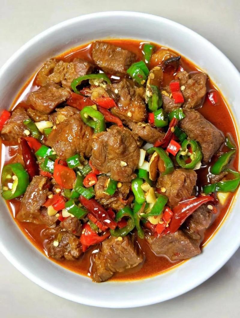 红焖牛肉家常做法，牛肉软烂入味有诀窍？-图1